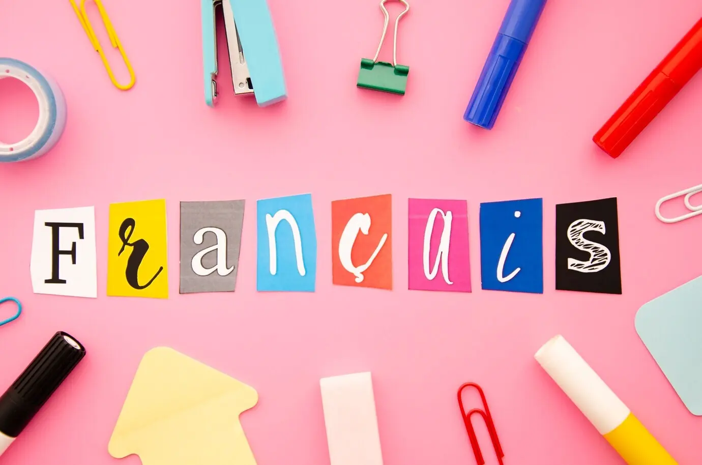 Надпись «Francais» на розовом фоне