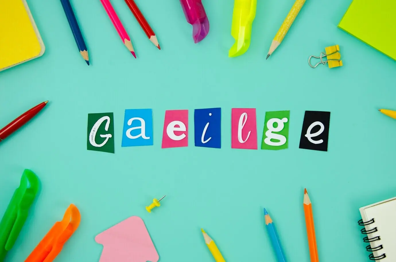 Надпись «Ireland» на синем фоне.