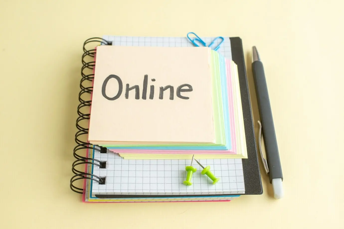 Вид спереди: онлайн‑заметка с разноцветными бумажными стикерами на светлом фоне.