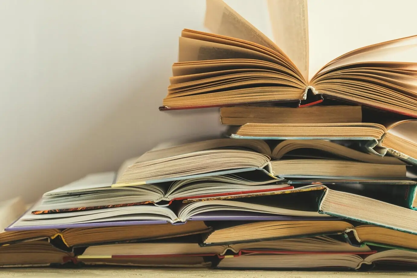 Композиция, где на столе лежат книги